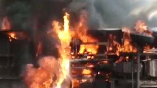 झील से गाद निकालने में जुटे सात वाहनों को माओवादियों ने जलाया