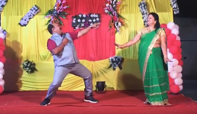अंकल के धांसू डांस ने किया रितिक-गोविंदा को फेल, रातोंरात सोशल मीडिया पर बन गए स्टार (वीडियो) - uncle dances on govindas song