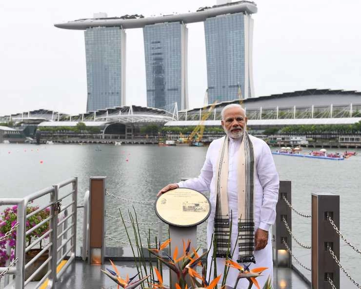 मोदी ने सिंगापुर में गांधी पट्टिका का अनावरण किया, 70 साल पहले यहां विसर्जित हुई थी गांधी की अस्थियां - Modi in Singapore