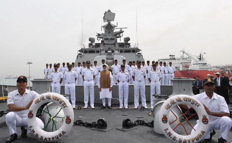 सिंगापुर में भारतीय युद्धपोत पर पहुंचे नरेन्द्र मोदी, भारत माता की जय के नारे लगे - Narendra Modi, Singapore, Indian warship INS Satpura