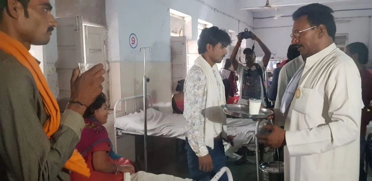 किसान आंदोलन में किसानों का नया रूप, अस्पताल में बांटा मुफ्‍त दूध - Farmer Movement Hoshangabad