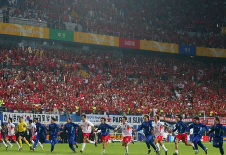 FIFA WC 2018 : जब कोरियाई टीम के खिलाड़ियों पर टॉफी फेंककर जताई गई नाराजगी