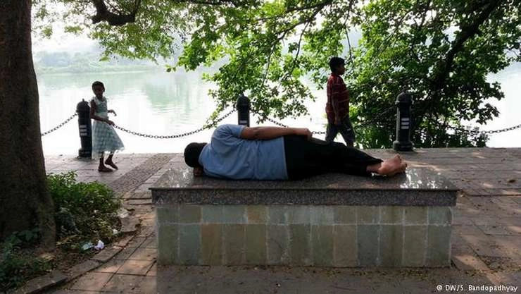 आधे से अधिक भारतीय हैं आलसी | lazy Indians