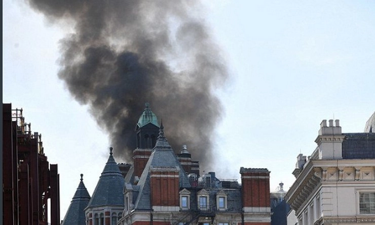 लंदन के होटल में लगी आग को बुझाने में लगी दमकल की 120 गाड़ियां