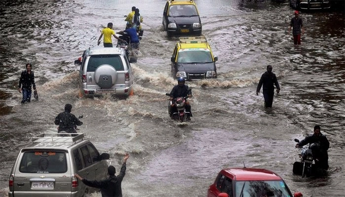 मुंबई में भारी बारिश, कई इलाकों में भरा पानी, रनवे पर लाइट से टकराया विमान - heavy rain in Mumbai