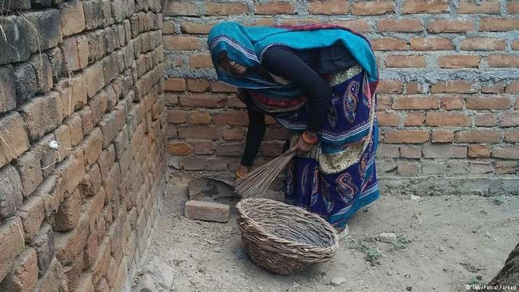 भारत में इंसानी मल को ढोते हजारों लोग | mela dhona
