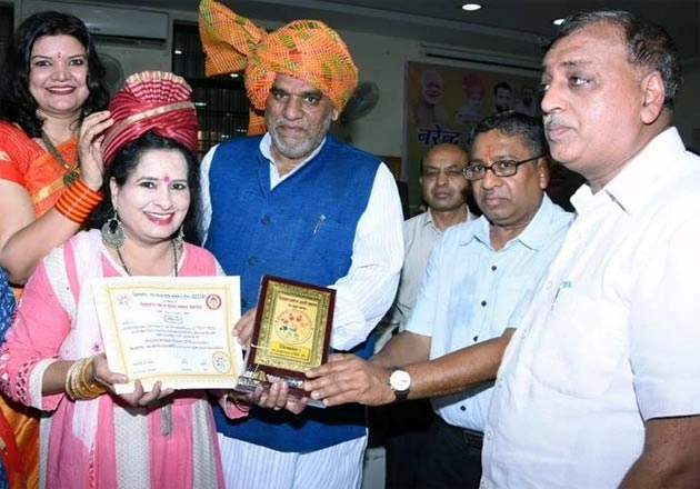 हरियाणा में डॉ निशा माथुर को 'विलक्षणा समाज सेवा सारथी अवॉर्ड'। vilkashana Social Sarathi Award 2018 - vilkashana Social Sarathi Award 2018