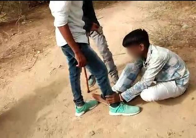 दलित युवक को महंगा पड़ा मोजड़ी पहनना, चार युवकों ने जमकर पीटा - gujarat dalit boy beaten up brutally for wearing mojri