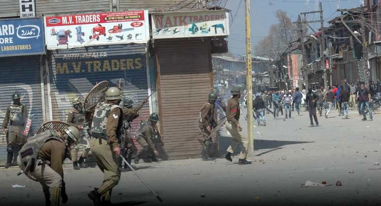 अनंतनाग में 3 युवकों को हिरासत में लिए जाने के बाद झड़प - Anantnag Srinagar