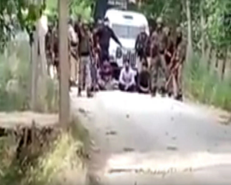 Web Viral: सेना ने पत्थरबाजों को फिर बनाया मानव ढाल, वीडियो हुआ वायरल - Army use human shields to stop stone pelters in Kashmir