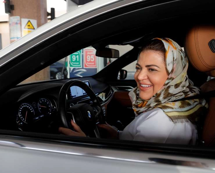 सऊदी अरब में अब महिलाएं भी चला सकेंगी वाहन, हटा प्रतिबंध - Saudi Arabia lifts ban from driving on women