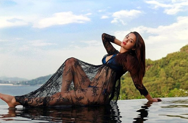 देखिए सुरवीन चावला के ब्लू बिकिनी में हॉट पिक्चर्स - Surveen Chawla, Bikini, Hot Photo