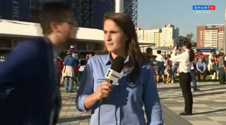 फीफा विश्व कप में महिला पत्रकार के साथ छेड़खानी, कैमरे के सामने चूमने की कोशिश (वीडियो)