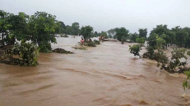 झाबुआ जिले में नदी-नाले उफान पर, वर्षा जारी