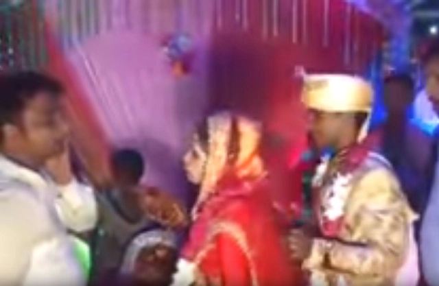 Video: स्टेज पर हुई ऐसी हरकत, नहीं कर सकी दुल्हन बर्दाश्त और जड़ दिया तमाचा - bride slapped relative on her marriage