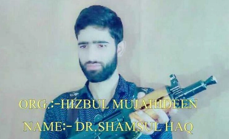 बुरहान वानी की बरसी पर हिजबुल का दावा, आईपीएस अफसर का लापता भाई बना आतंकी - ips officers younger brother joins hizb