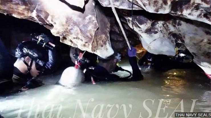 थाईलैंड गुफा में फंसे लड़कों को निकालने के लिए मस्क ने दिया छोटी पनडुब्बी के इस्तेमाल का प्रस्ताव - Musk proposed to use a small submarine to remove boys stranded in Thailand cave, Bangkok, Thailand Cave