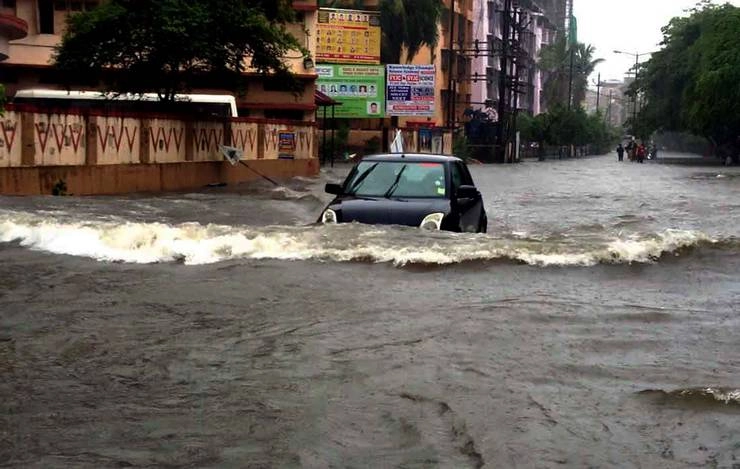 મુંબઈમાં ભારે વરસાદ, રેલવે ટ્રેક ડૂબી ગયા (જુઓ ફોટા)