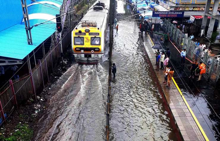 भारी बारिश से आज भी थमी मुंबई की रफ्तार, कई ट्रेनें रद्द, डिब्बे वाले भी नहीं देंगे सेवा