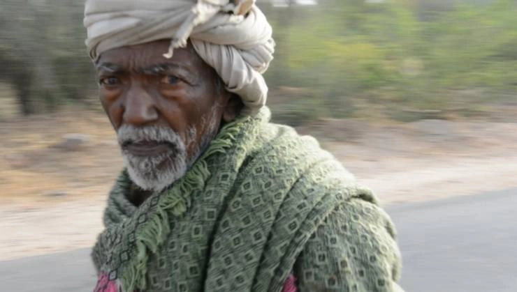 एक चौथाई बुजुर्ग भारतीय अकेले रह रहे हैं - Indian elderly