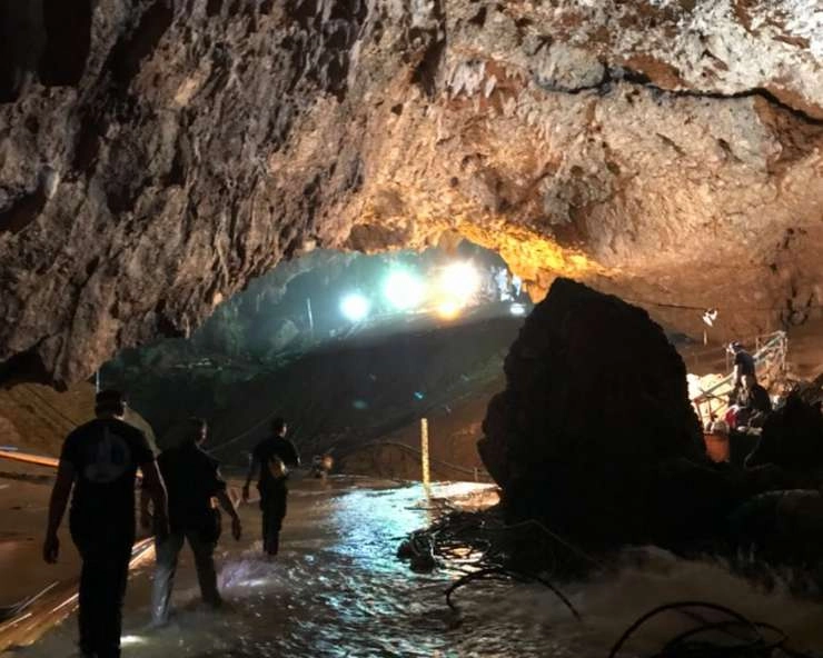 थाईलैंड की गुफा में अब भी फंसे हैं 5 सदस्य, छोटी पनडुब्बी लेकर पहुंचे एलन मस्क