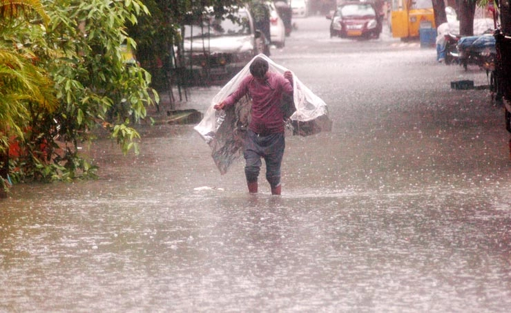 मुंबई में भारी बारिश का कहर, चार दिन से सड़कों पर भरा है पानी, लोग परेशान (फोटो)