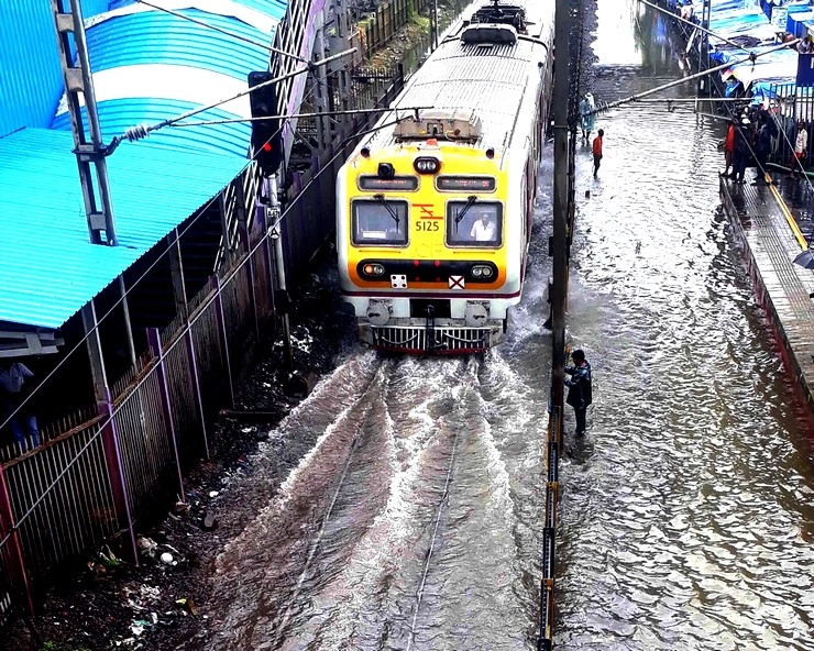 मुंबई में पटरियां पानी में डूबीं, रेलगाड़ियों के पहिए थमे - Heavy rains in Mumbai, rain, Mumbai railway