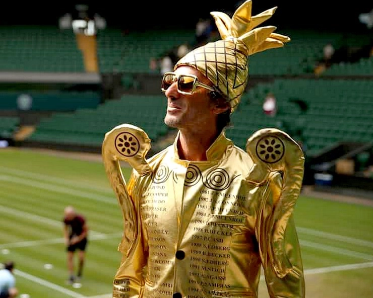 विंबलडन : ट्रॉफी के जैसी ड्रेस पहनकर प्रशंसक पहुंचा मैदान पर - guy went to wimbledon dressed as the mens singles trophy