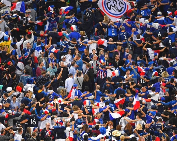FIFA WC 2018 : फाइनल में पहुंचने के बाद जश्न में सराबोर फ्रांस - france fans go wild after world cup semi final win over belgium