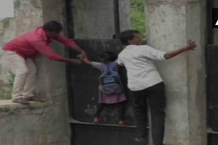 मोदी का गुजरात, जान दांव पर लगाकर इस तरह नाला पार करते हैं बच्चे - Narendra Modi Gujarat Nala Kid