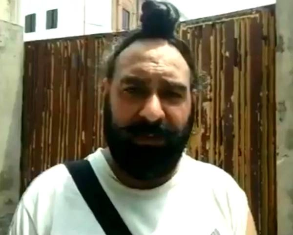 पाकिस्तान में पहले सिख पुलिस अधिकारी को प्रताड़ित और अपमानित किया (वीडियो) - Sikh police officer Gulab Singh was forcibly evicted from his house in Dera Chahal