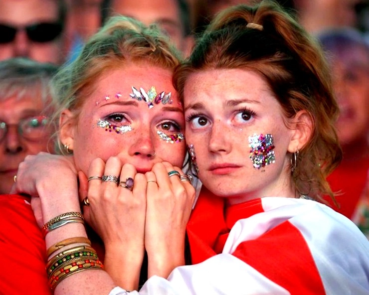 FIFA WC 2018 : हार के बाद इंग्लैंड में पसरा मातमी सन्नाटा - England fans drown their sorrows after World Cup dream ends