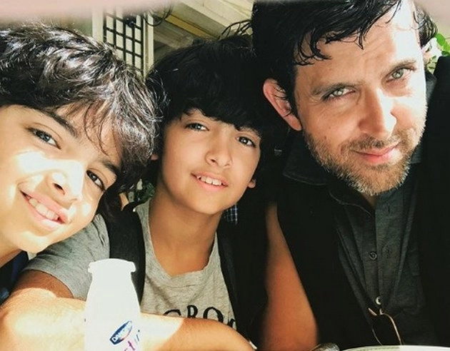 कूल डैड के साथ वेकेशन एंजॉय कर रेहान और रिदान रोशन - hrithik roshan enjoying vacation with his kids