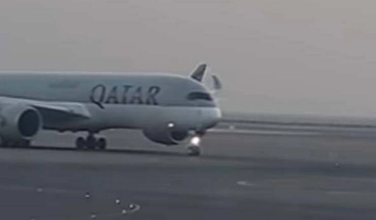 खराब मौसम के कारण विमान रनवे से फिसला, 306 यात्री बाल-बाल बचे - Qatar Airways