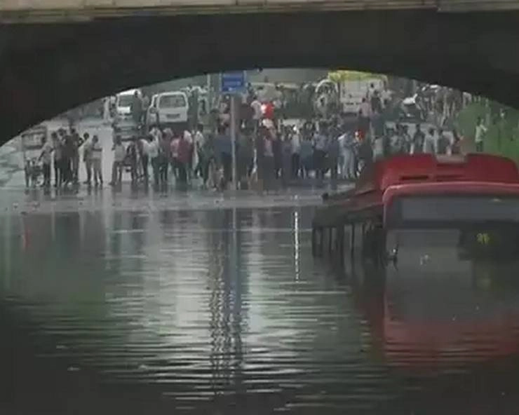 दिल्ली में बारिश का कहर, मिंटो रोड पुल के नीचे डूबी बस, बाल-बाल बचे यात्री - Bus submerged in water in Delhi