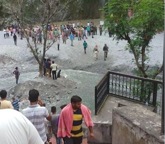 जम्मू में धार्मिक स्थल के झरने में चट्टान गिरी, 7 मरे, 30 जख्मी