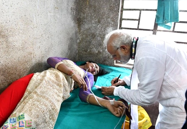 घायल ने मोदी से ऑटोग्राफ मांगा, खुशी-खुशी तैयार हो गए प्रधानमंत्री... - Narendra Modi, autograph, injured women