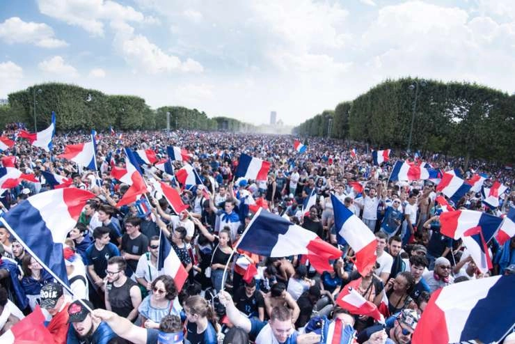 FIFA WC 2018 : विश्व कप विजेता फ्रांसीसी टीम का स्वदेश लौटने पर नायकों की तरह स्वागत - French team
