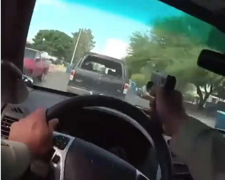 फिल्मी स्टाइल में एनकाउंटर, कार की विंड स्क्रीन से पिस्टल अड़ाकर ठोंक दी 32 गोलियां - Las Vegas officer shoots through windshield during car chase