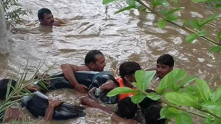 अच्‍छी बारिश के लिए नदी में छलांग (वीडियो) - Young man jumped into river