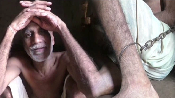 सिर पर सवार था खून, परिजनों ने 20 साल से जंजीरों में किया कैद (वीडियो) - Elderly Thakur Dabang Village