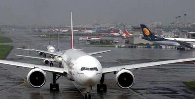 मुंबई एयरपोर्ट रनवे 6 घंटे रहा बंद, 255 उड़ानें प्रभावित, कंपनी कर रही है मरम्‍मत का काम - Mumbai Airport Runway