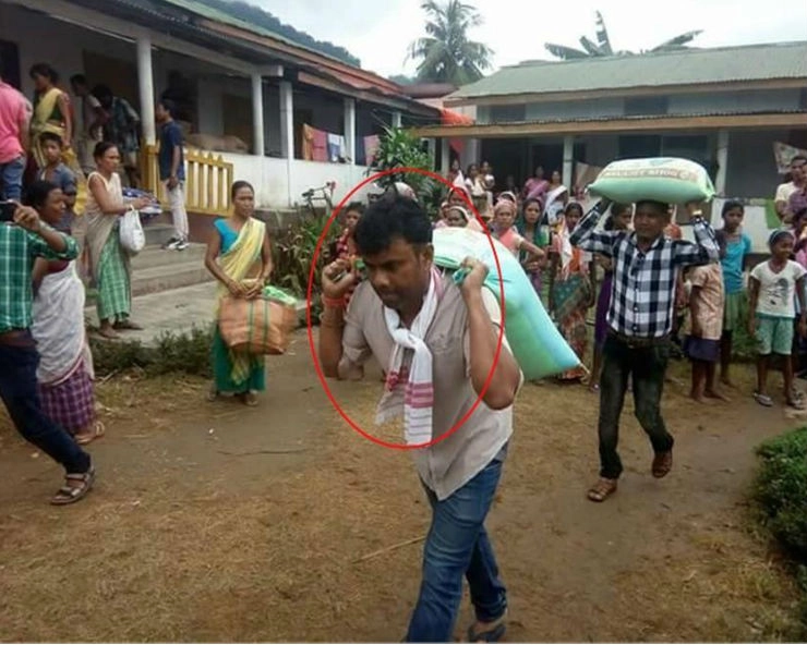 क्या BJP विधायक ने पीठ पर बोरी लादकर बाढ़ पीड़ितों को राहत सामग्री पहुंचाई.. जानिए सच.. - Assam MLA carries sacks of flood relief on his back