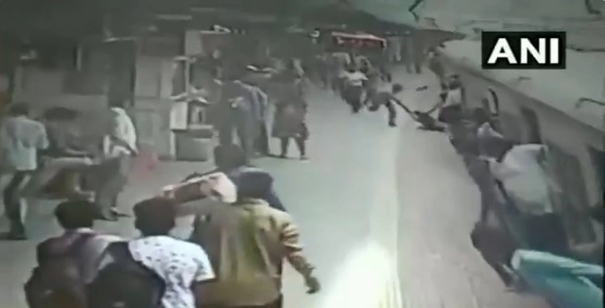 ट्रेन से गिरकर मौत के करीब पहुंची ये लेडी, Video में देखें क्या हुआ फिर - RPF jawan saves woman at station