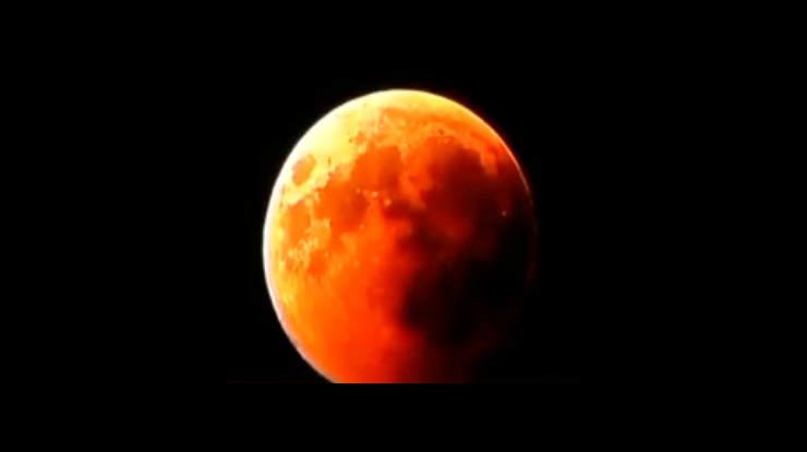 Lunar Eclipse/Bloodmoon - લોકોએ જોયુ સદીનું સૌથી લાંબુ ચંદ્ર ગ્રહણ