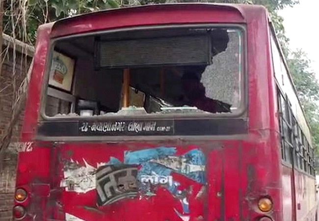 अहमदाबाद में हिंसक हुए हड़ताली ऑटो रिक्शा चालक, बसों पर किया पथराव - Ahmedabad violence striking