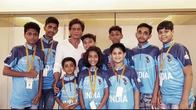शाहरुख खान ने सीखा इन फाइटर बच्चों से, मन्नत पर की मुलाकात