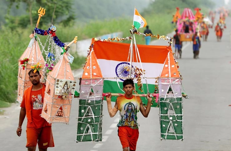 कावड़ यात्रा में धर्म के साथ चढ़ा देश‍भक्ति का रंग भी (फोटो)