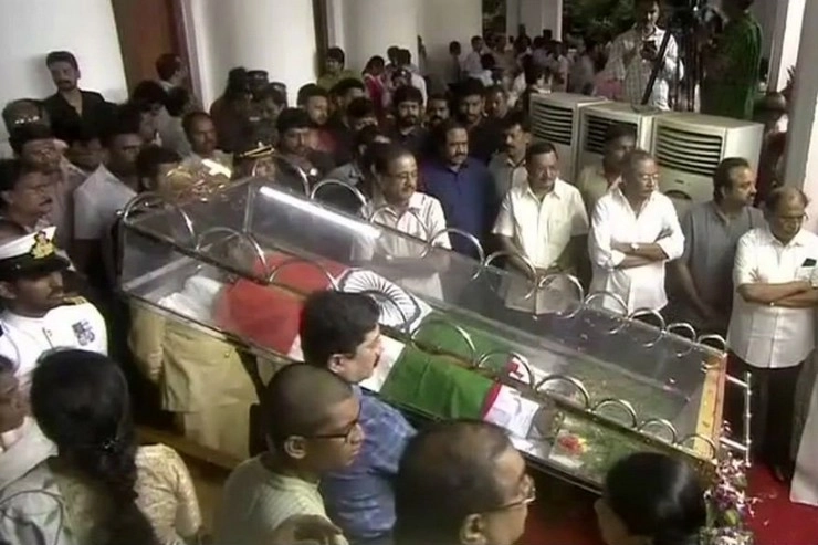 मरीना बीच पर ही होगा करुणानिधि के पार्थिव शरीर का अंतिम संस्कार, मद्रास हाईकोर्ट का फैसला - M. Karunanidhi Former Chief Minister Marina Beach