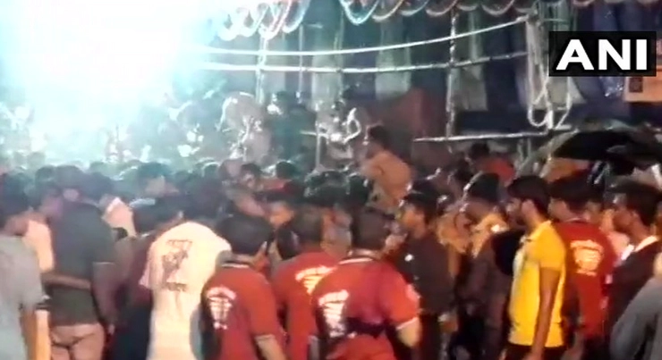 मुजफ्फरपुर के गरीबनाथ मंदिर में बेकाबू हुई कांवड़ियों की भीड़, भगदड़ में कई घायल